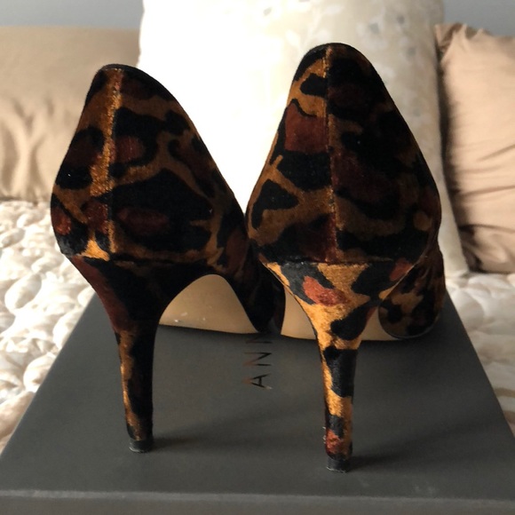Ann Taylor Mila Velvet pump - Picture 2 of 5